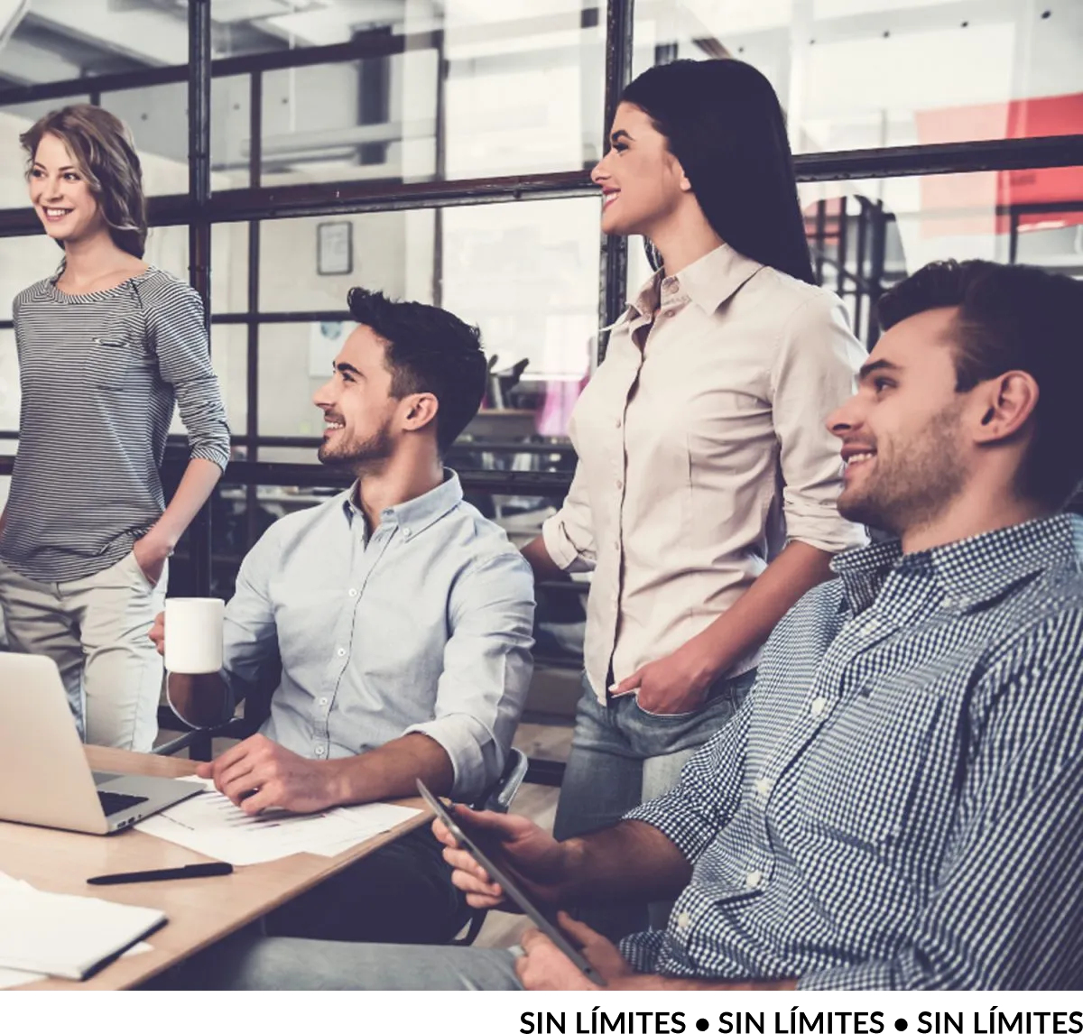 Jovenes estudiantes de maestria virtual trabajando en equipo
