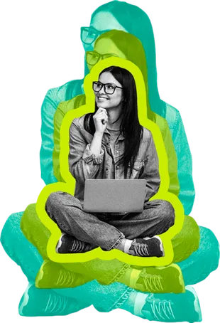 Estudiante de una maestría virtual, sentada con una computadora en sus piernas