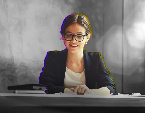 Joven estudiante de posgrado virtual de UPB leyendo