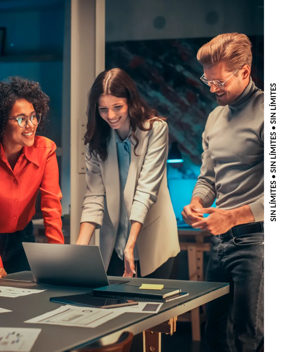 Jovenes estudiantes de maestria virtual trabajando en equipo