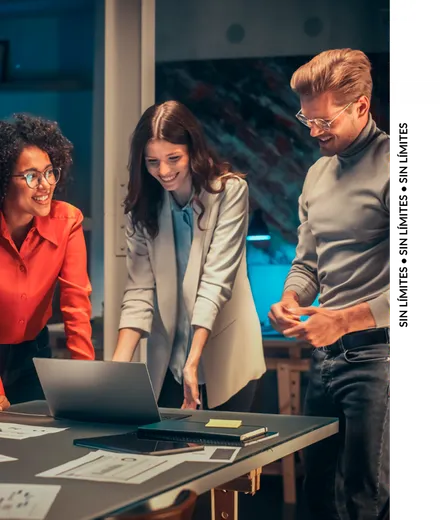 Jovenes estudiantes de maestria virtual trabajando en equipo