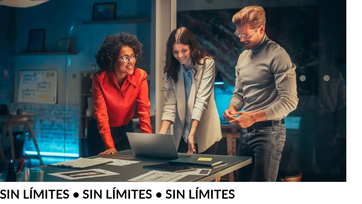 Jovenes estudiantes de maestria virtual trabajando en equipo