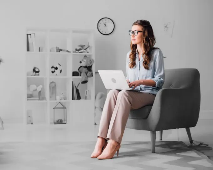 Imagen de una estudiante de una de las maestrias UPB revisando el programa de la Maestria en Psicopedagogia