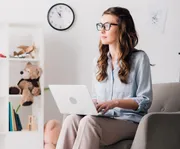Imagen de una estudiante de una de las maestrias UPB revisando el programa de la Maestria en Psicopedagogia