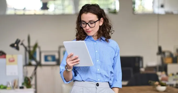 Imagen de un grupo de jovenes evaluando desde sus laptops las maestrias virtuales en psicopedagogia en Colombia